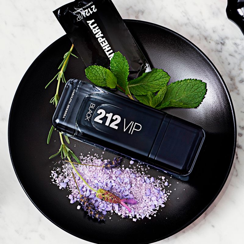 Kit-Perfume-Carolina-Herrera-212-Vip-Black-Masculino-Eau-de-Parfum-100-ml---Gel-de-Banho-100-ml