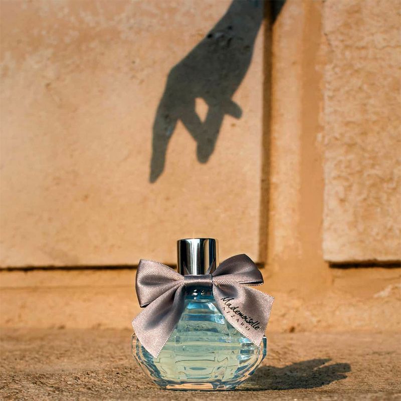 Perfume-Azzaro-Mademoiselle-L-Eau-Tres-Charmante-Feminino-Eau-de-Toilette-50-ml