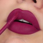 Batom-Liquido-Matte-Bruna-Tavares-Carol-4-ml-Produto-sendo-Aplicado