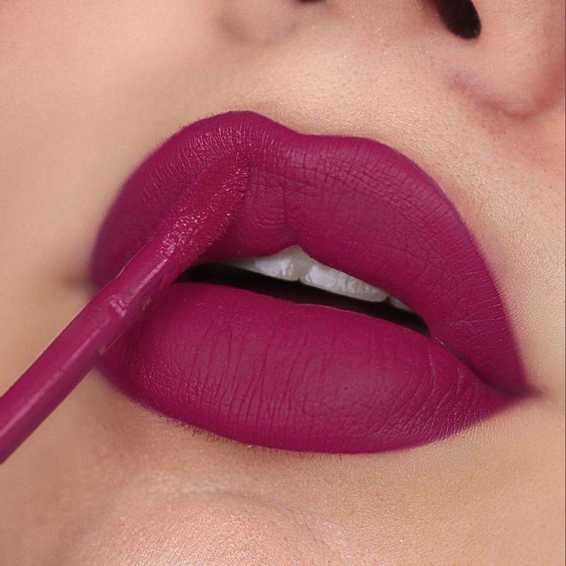 Batom-Liquido-Matte-Bruna-Tavares-Carol-4-ml-Produto-sendo-Aplicado