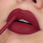 Batom-Liquido-Matte-Bruna-Tavares-Kel-4-ml-Produto-sendo-Aplicado