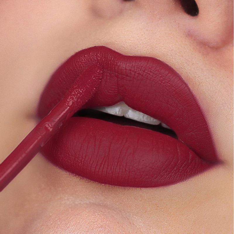 Batom-Liquido-Matte-Bruna-Tavares-Kel-4-ml-Produto-sendo-Aplicado