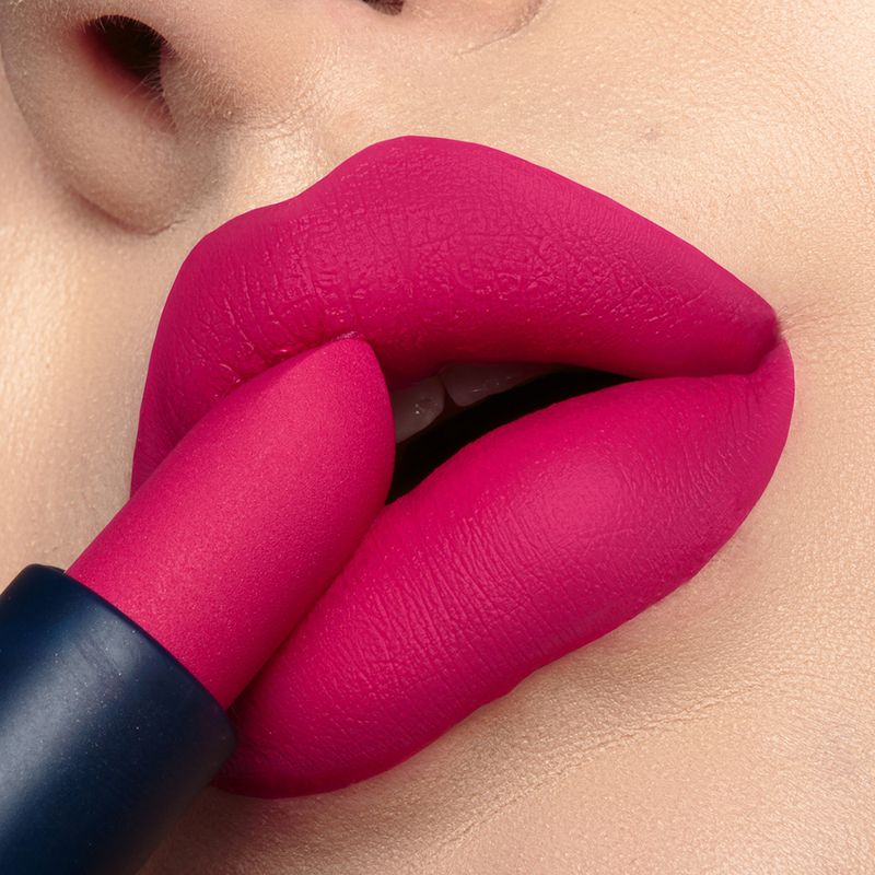 Batom-Cremoso-Matte-Bruna-Tavares-BT-Lux-Isa-3-g-Aplicacao-do-Produto
