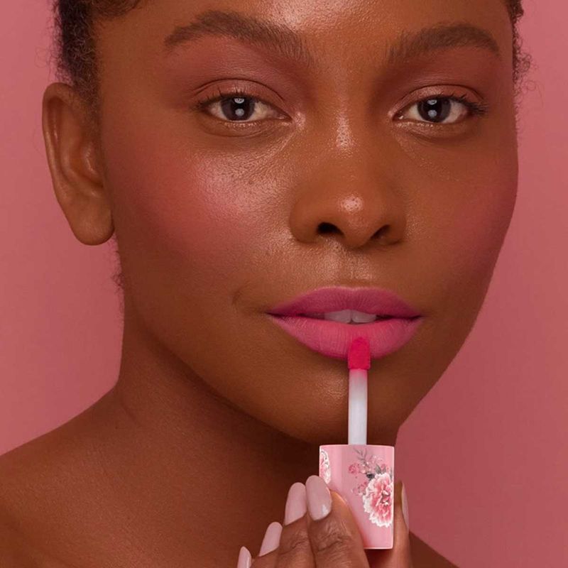 Batom-Liquido-Matte-Bruna-Tavares-BT-Plush-Peony-63-ml-Aplicacao-do-Produto-2