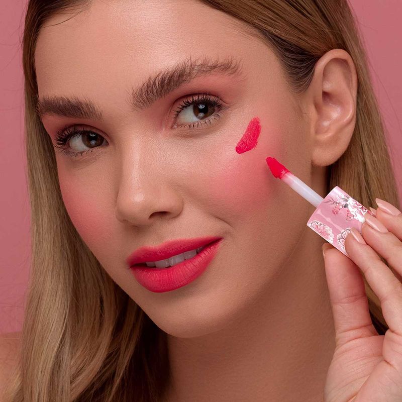 Batom-Liquido-Matte-Bruna-Tavares-BT-Plush-Bloom-63-ml-Aplicacao-do-Produto-1