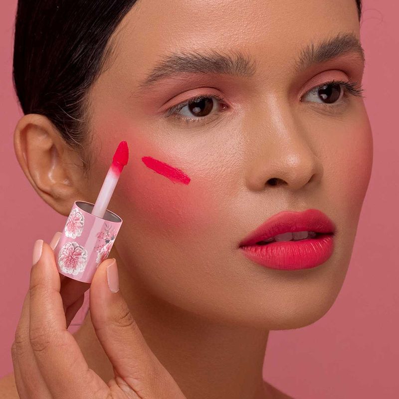 Batom-Liquido-Matte-Bruna-Tavares-BT-Plush-Bloom-63-ml-Aplicacao-do-Produto-3