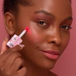 Batom-Liquido-Matte-Bruna-Tavares-BT-Plush-Coral-Charm-63-ml-Aplicacao-do-Produto-2