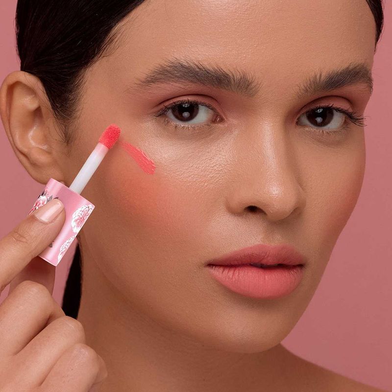 Batom-Liquido-Matte-Bruna-Tavares-BT-Plush-Coral-Charm-63-ml-Aplicacao-do-Produto-3