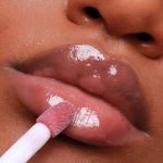 Gloss-Labial-Liquido-Metalico-Bruna-Tavares-BT-Plump-Siren-6-ml-Aplicacao-do-Produto-1