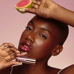 Oleo-Labial-Cintilante-Bruna-Tavares-BT-Juicyoil-Guava-53-ml-Modelo-2