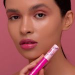Gloss-Liquido-Acetinado-Bruna-Tavares-BT-Jelly-Peony-35-ml-Modelo-com-Produto-4