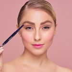 Lapis-para-Sobrancelha-Matte-Bruna-Tavares-BT-Browshape-Light-Brown-025-g-Aplicacao-do-Produto-1