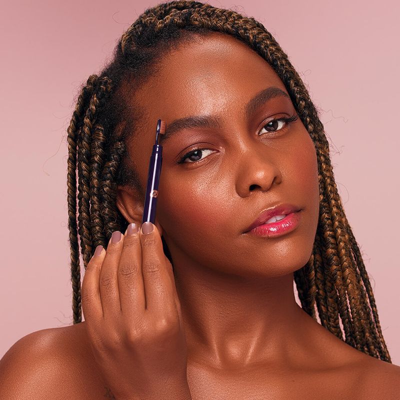 Lapis-para-Sobrancelha-Matte-Bruna-Tavares-BT-Browshape-Dark-Brown-025-g-Aplicacao-do-Produto-2