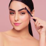 Lapis-para-Sobrancelha-Matte-Bruna-Tavares-BT-Browshape-Granite-025-g-Aplicacao-do-Produto-2