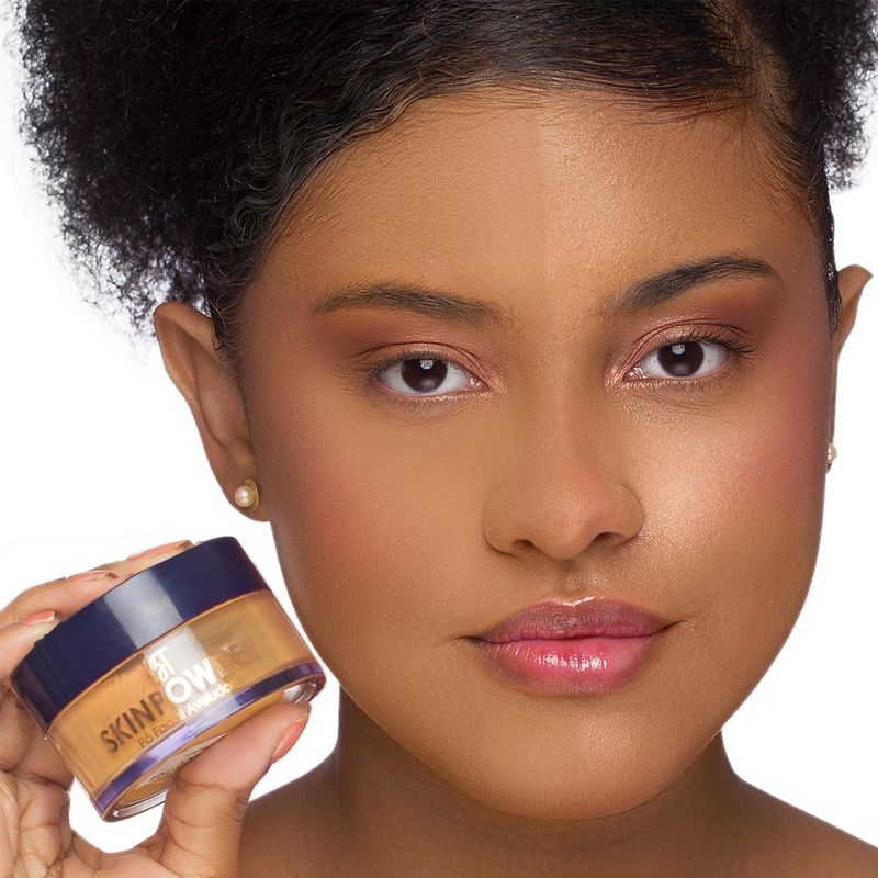 Po-Solto-Aveludado-Bruna-Tavares-BT-Skin-Powder-Unique-Amber-15-g-Modelo-com-Produto