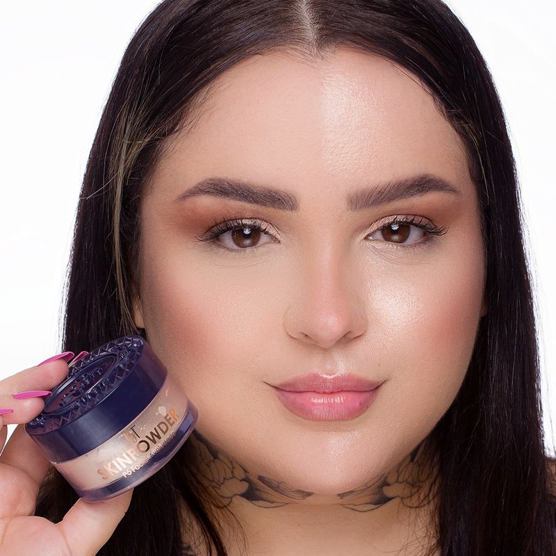 Po-Solto-Aveludado-Bruna-Tavares-BT-Skin-Powder-Light-15-g-Modelo-com-Produto