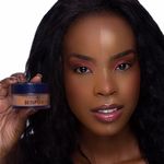 Po-Solto-Aveludado-Bruna-Tavares-BT-Skin-Powder-Tan-15-g-Modelo-com-Produto