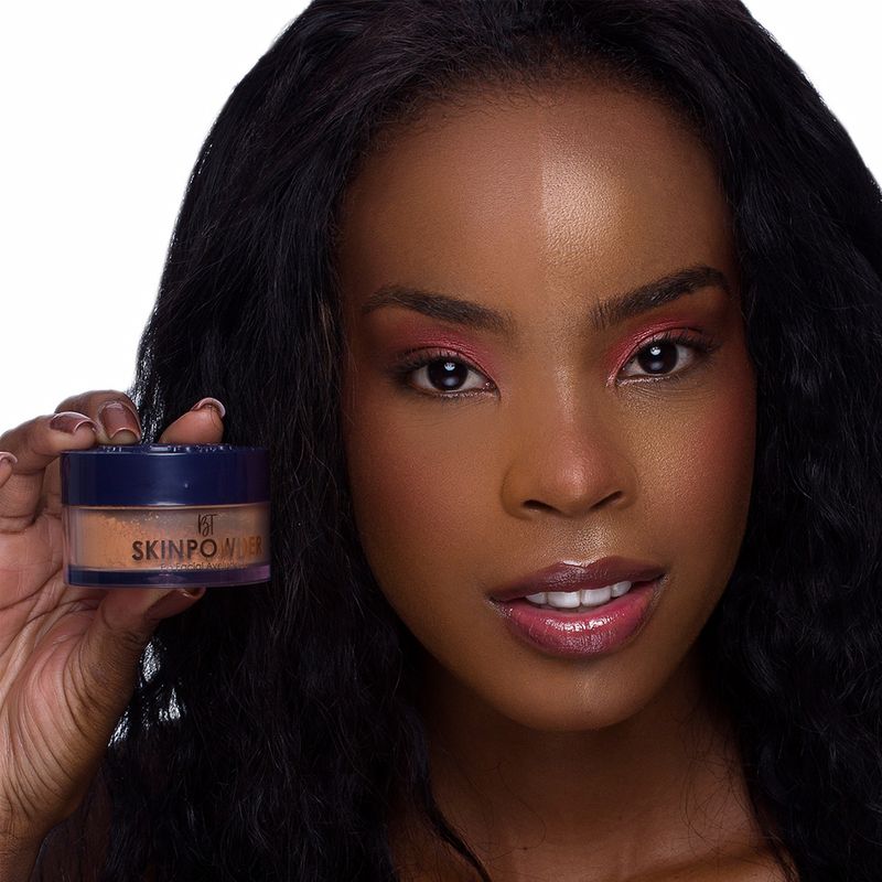 Po-Solto-Aveludado-Bruna-Tavares-BT-Skin-Powder-Tan-15-g-Modelo-com-Produto