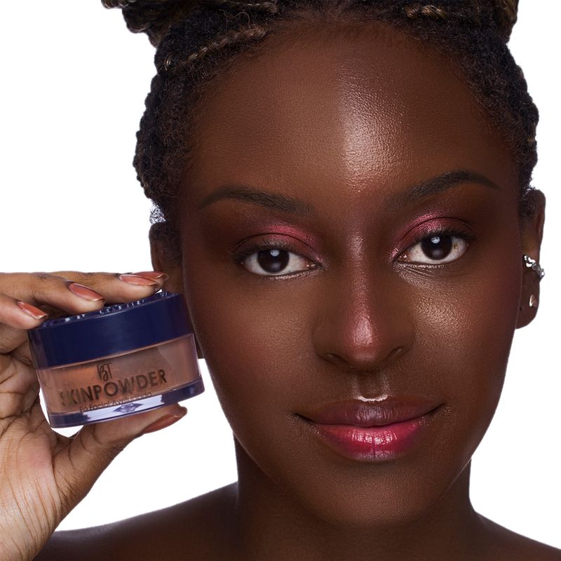 Po-Solto-Aveludado-Bruna-Tavares-BT-Skin-Powder-Deep-15-g-Modelo-com-Produto