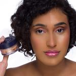 Po-Solto-Aveludado-Bruna-Tavares-BT-Skin-Powder-Medium-15-g-Modelo-com-Produto