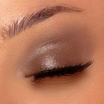 Sombra-e-Iluminador-em-Po-2x1-Bruna-Tavares-BT-Mallow-Hocus-Pocus-Aplicacao-do-Produto-2