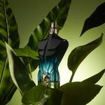 Perfume-Jean-Paul-Gaultier-Le-Beau-Le-Parfum-Masculino-Eau-de-Parfum-75-ml-Imagem-Ambientada-2