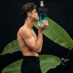Perfume-Jean-Paul-Gaultier-Le-Beau-Le-Parfum-Masculino-Eau-de-Parfum-75-ml-Imagem-Ambientada-3