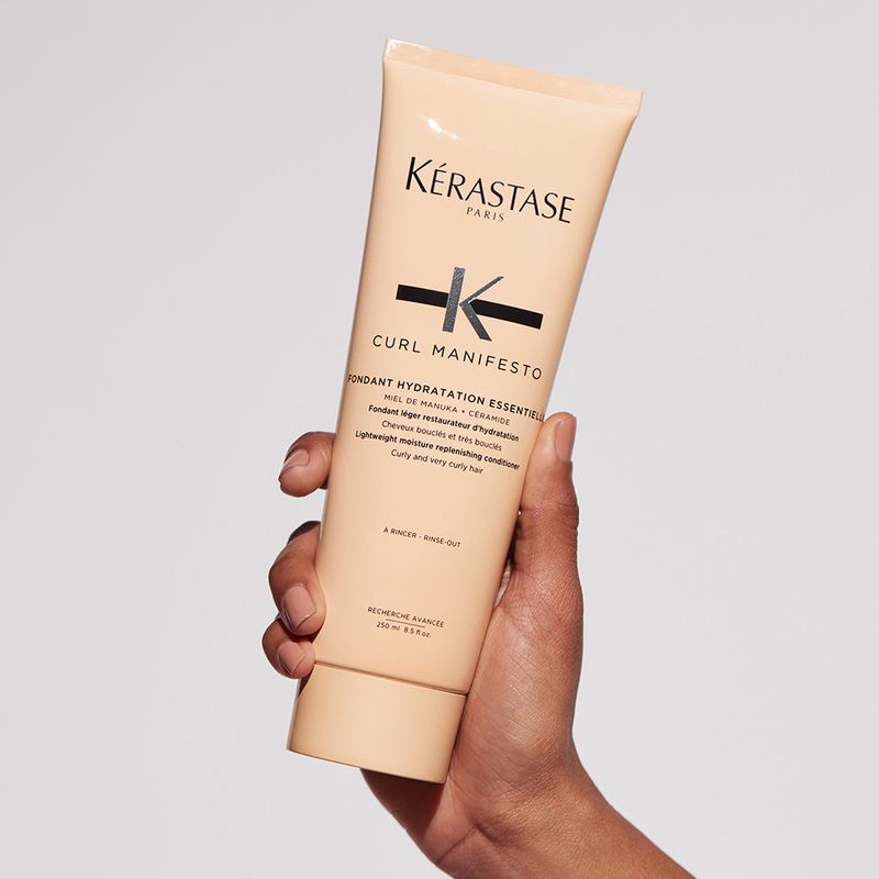 Condicionador-Kerastase-Curl-Manifesto-Fondant-Hydratation-Essentielle-250-ml-Frasco-e-Modelo