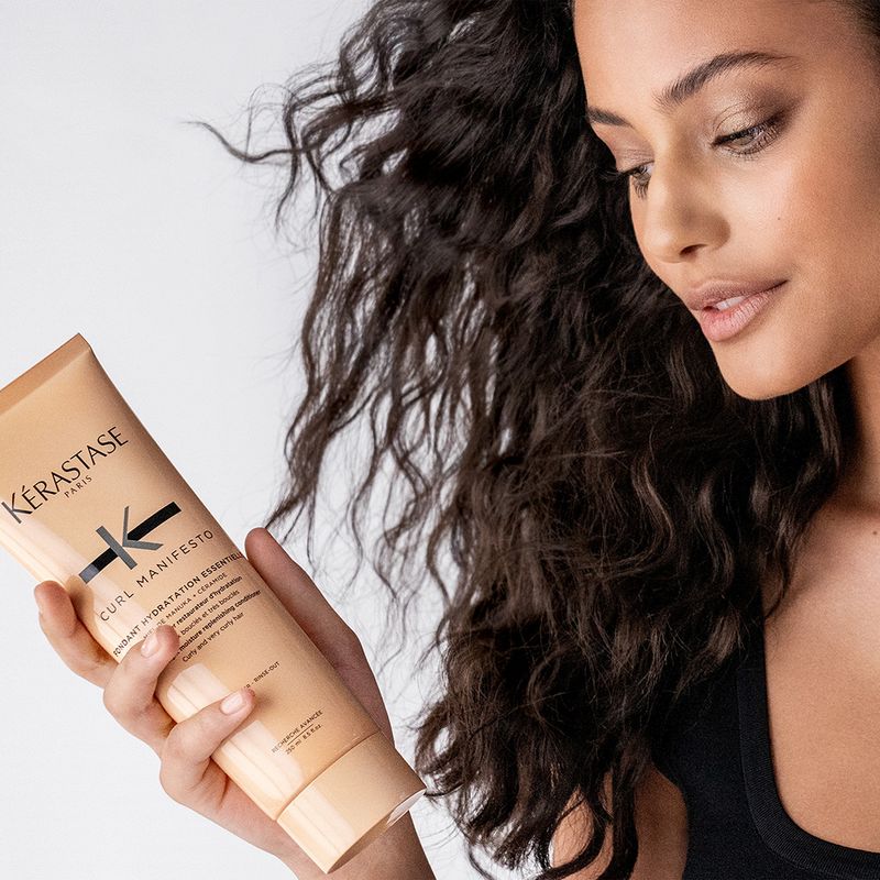 Condicionador-Kerastase-Curl-Manifesto-Fondant-Hydratation-Essentielle-250-ml-Modelo-e-Frasco