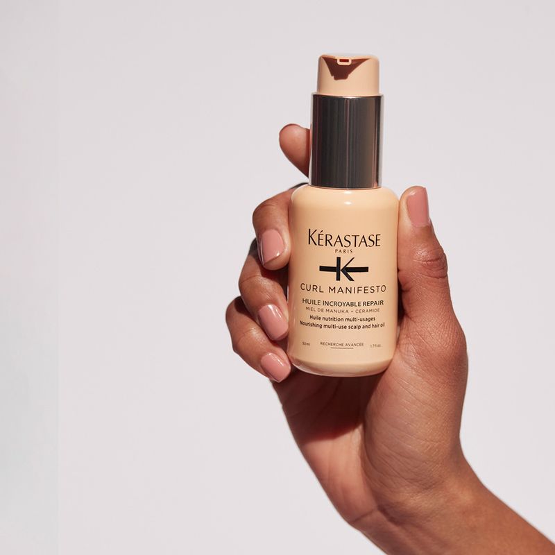 Oleo-Capilar-Kerastase-Curl-Manifesto-Huile-Sublime-Repair-50-ml-Frasco-e-Modelo