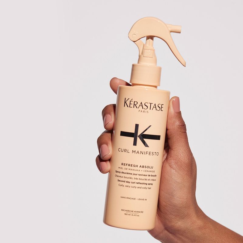Locao-de-Revitalizacao-Kerastase-Curl-Manifesto-Refresh-Absolu-Spray-190-ml-Frasco-e-Modelo