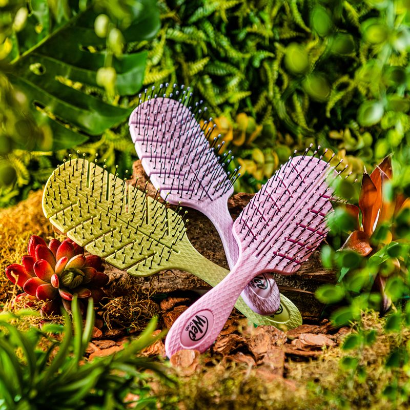 Escova-para-Desembaracar-WetBrush-Go-Green-Rosa-Imagem-Ambientada-2
