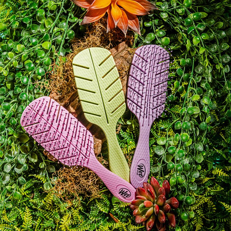 Escova-para-Desembaracar-WetBrush-Go-Green-Lavanda-Imagem-Ambientada-1