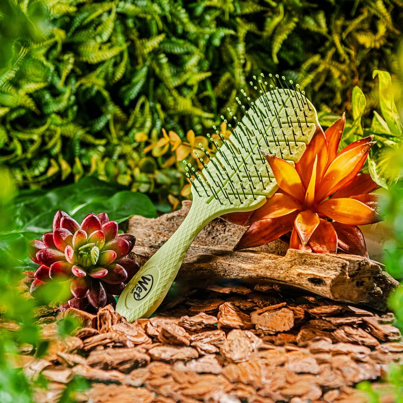 Escova-para-Desembaracar-WetBrush-Go-Green-Verde-Imagem-Ambientada