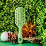 Escova-para-Desembaracar-WetBrush-Go-Green-Verde-Imagem-Ambientada-1