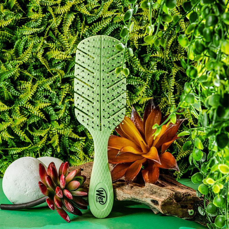 Escova-para-Desembaracar-WetBrush-Go-Green-Verde-Imagem-Ambientada-1