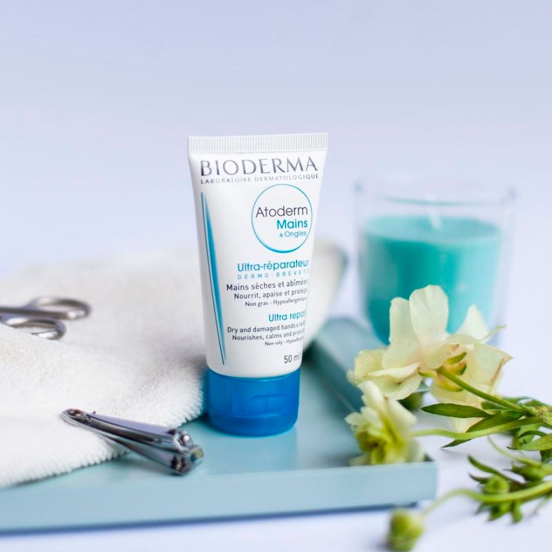 Creme-Hidratante-para-Maos-e-Unhas-Bioderma-Atoderm-50-ml-Ambientada
