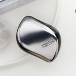 Escova-para-Desembaracar-Tangle-Teezer-Compact-Styler-Preto-Ambientada
