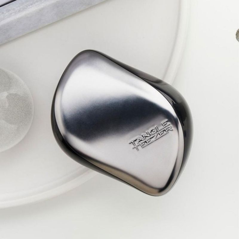 Escova-para-Desembaracar-Tangle-Teezer-Compact-Styler-Preto-Ambientada