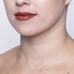 Batom-Liquido-Matte-Payot-Boca-Rosa-Beauty-Quinta-4-g-Modelo