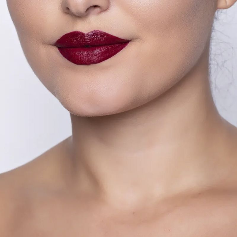 Batom-Liquido-Matte-Payot-Boca-Rosa-Beauty-Sexta-4-g-Modelo