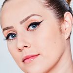 Caneta-Delineadora-Liquida-Matte-Oceane-Marilia-Mendonca-Eyeliner-Queen-Preto-12-ml-Modelo