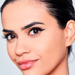 Caneta-Delineadora-Liquida-Matte-Oceane-Marilia-Mendonca-Eyeliner-Queen-Preto-12-ml-Modelo-2