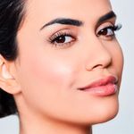 Blush-Compacto-em-Po-Oceane-Marilia-Mendonca-Celebration-Rose-Gold-8-g-Modelo