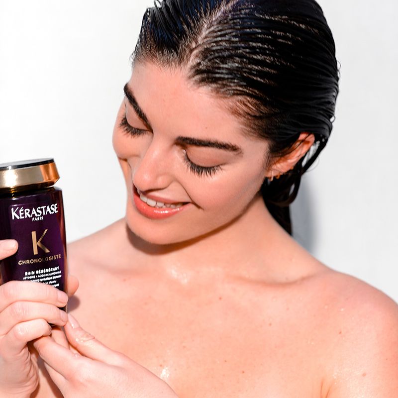 Shampoo-Kerastase-Chronologiste-Bain-Regenerant-250-ml-Textura-Modelo