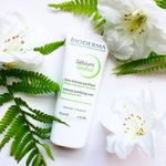Hidratante-Facial-Anti-imperfeicoes-Bioderma-Sebium-Global-30-ml-Ambientada-um
