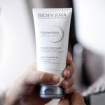 Creme-Esfoliante-e-Clareador-Corporal-Bioderma-Pigmentbio-Foaming-200-ml-Ambientada