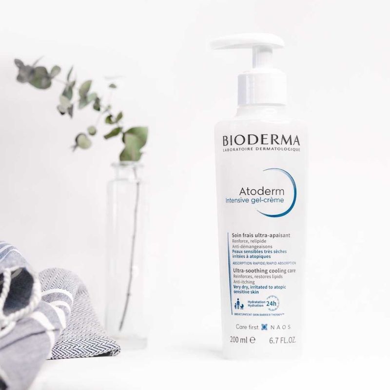 Gel-Creme-Corporal-Hidratante-Bioderma-Atoderm-Intensive-200-ml-Ambientada