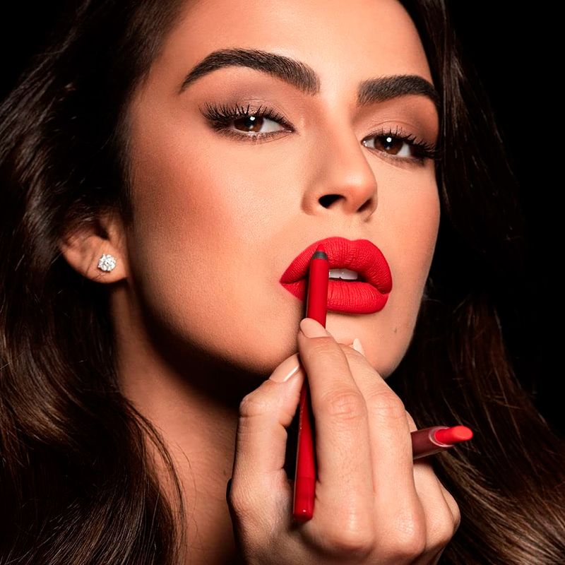 Lapis-de-Contorno-Labial-Oceane-Mariana-Saad-True-Red-Vermelho-2-g-Modelo