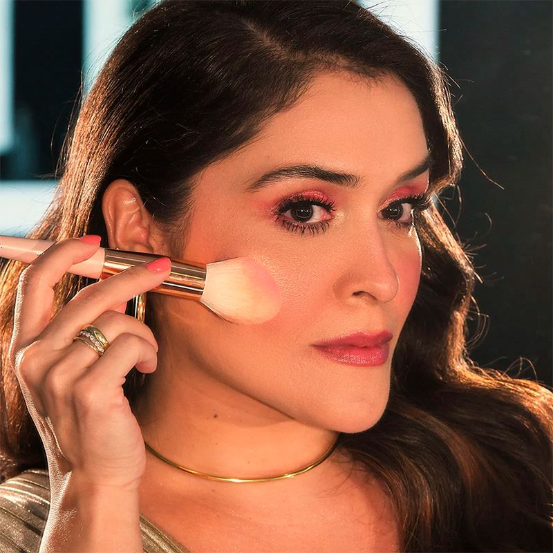 Paleta-de-Blush-e-Iluminador-em-Po-Oceane-Nadia-Tambasco-Face-to-Glow-16-g-Modelo